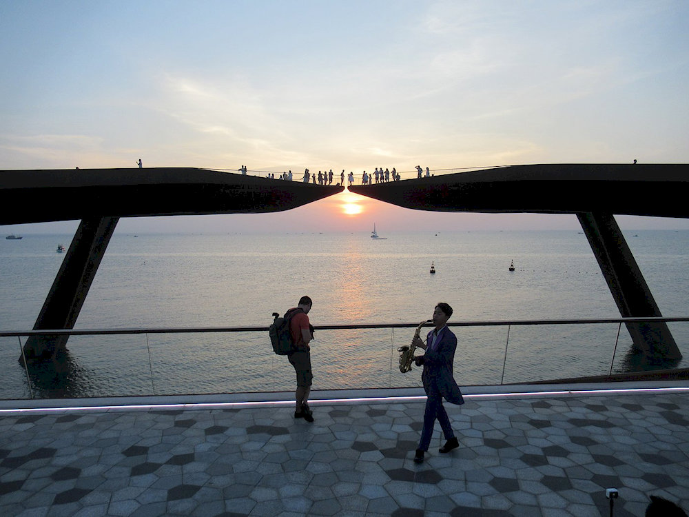 Strolling around the Kiss Bridge to admire the ocean and the beautiful Sunset Town will be an unforgettable experience